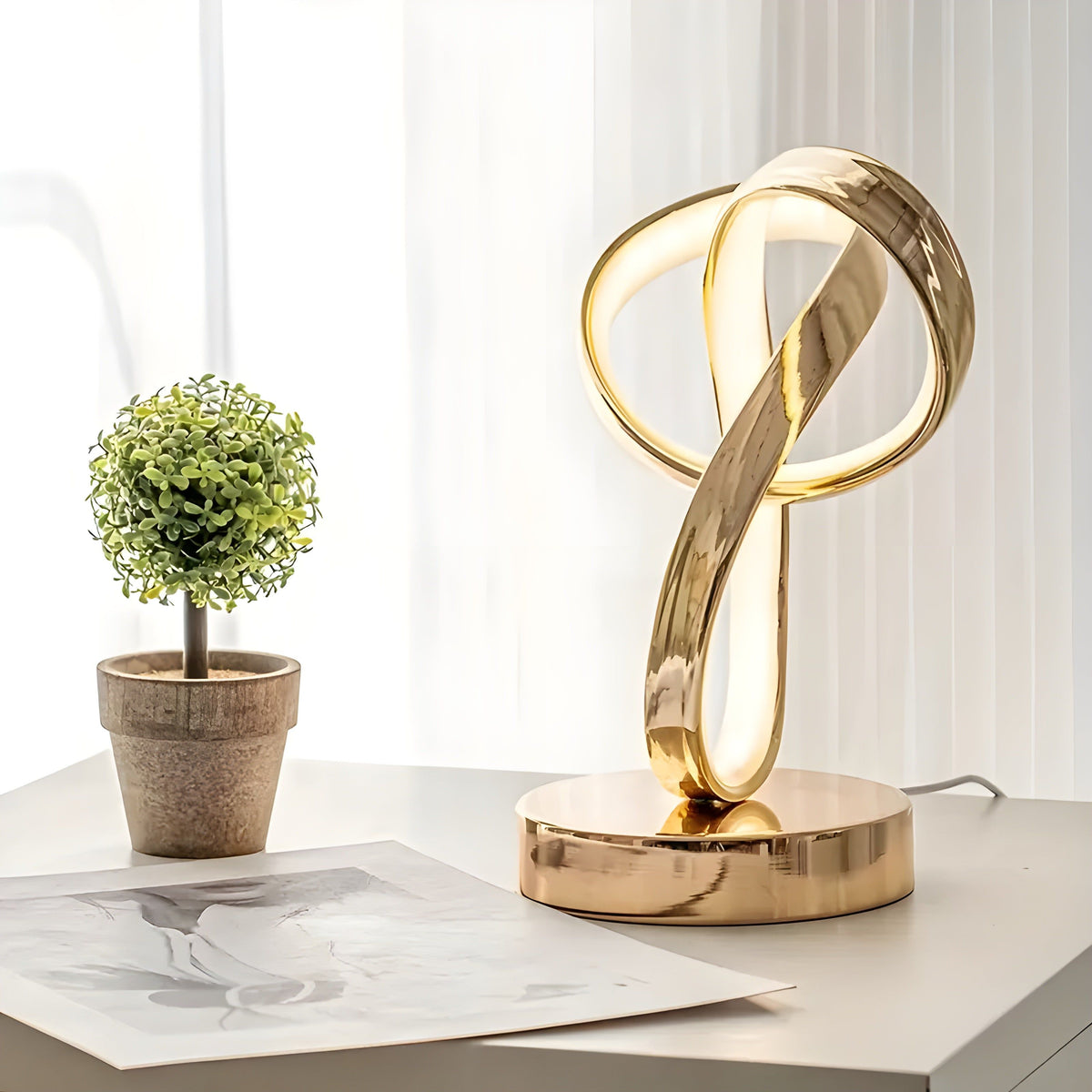 Lamp - Luxurious golden Möbius ring desk reading lamp
