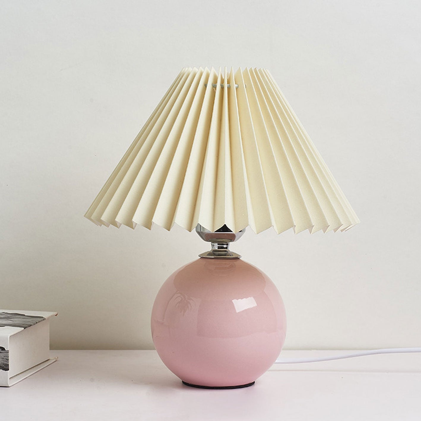 Nordic minimalist 1-light table lamp made of ceramic with folds