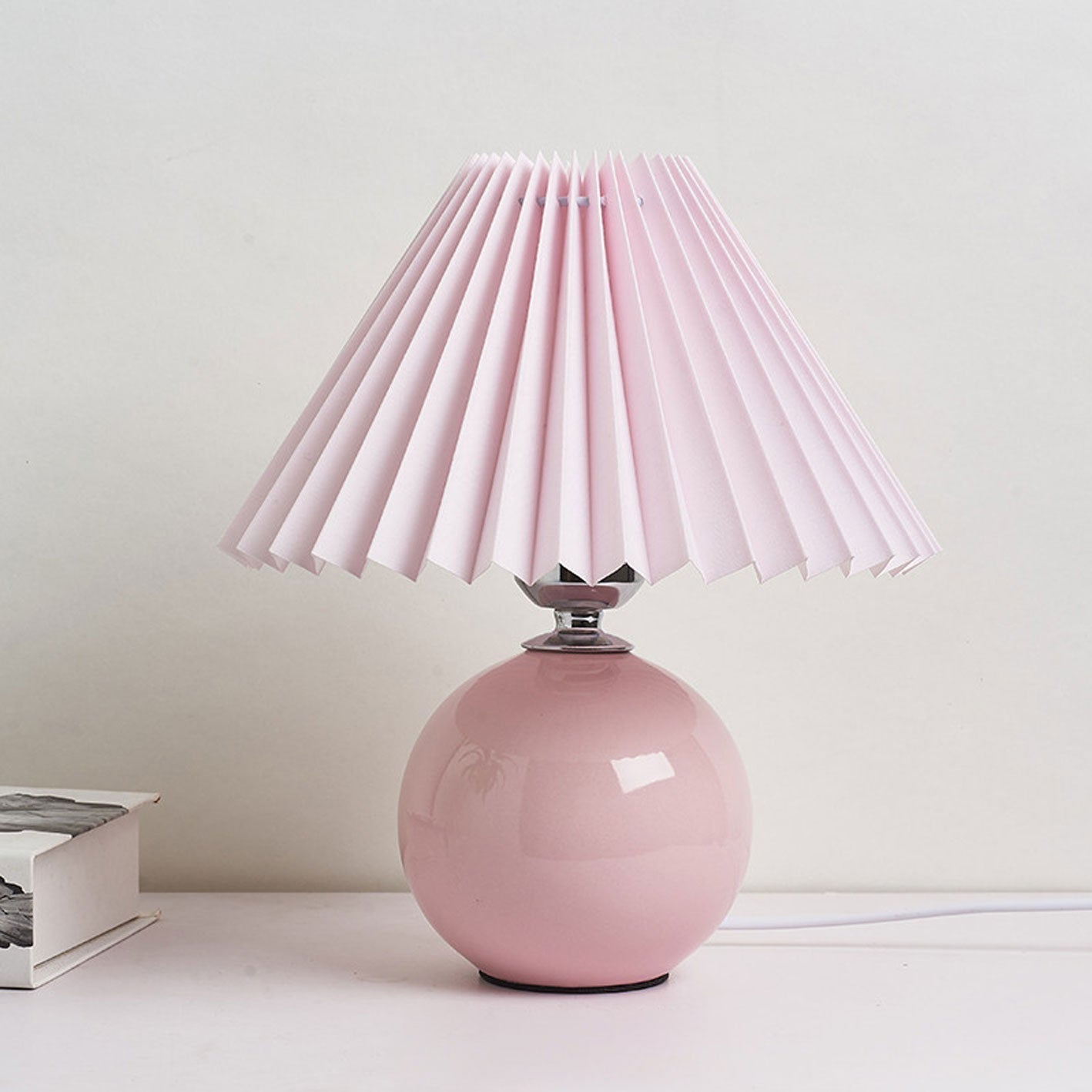 Nordic minimalist 1-light table lamp made of ceramic with folds