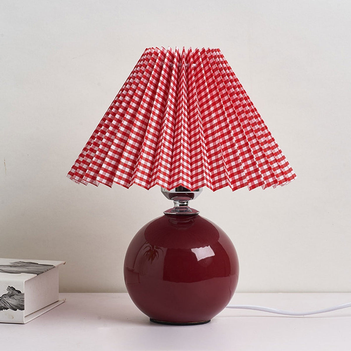 Nordic minimalist 1-light table lamp made of ceramic with folds