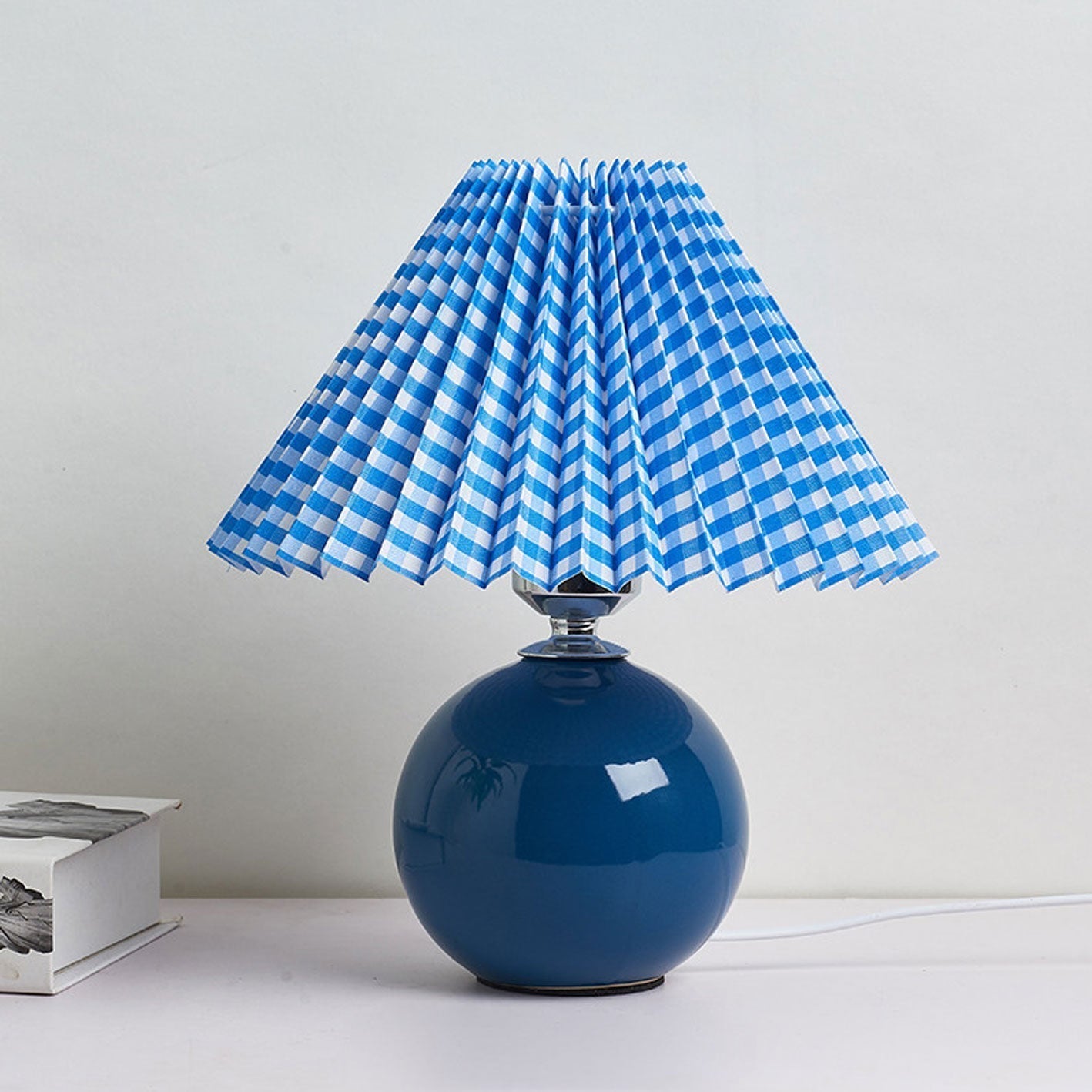 Nordic minimalist 1-light table lamp made of ceramic with folds