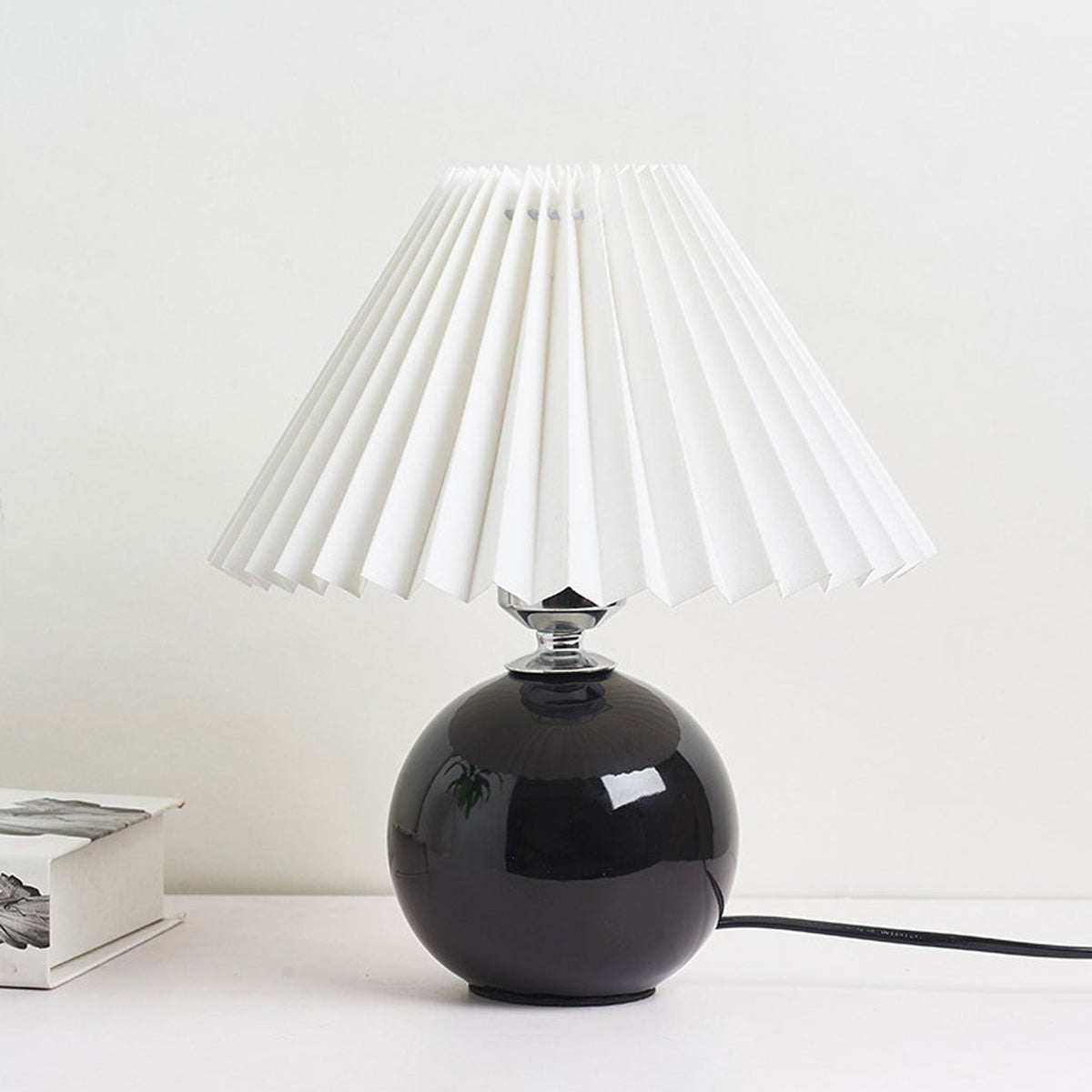 Nordic minimalist 1-light table lamp made of ceramic with folds