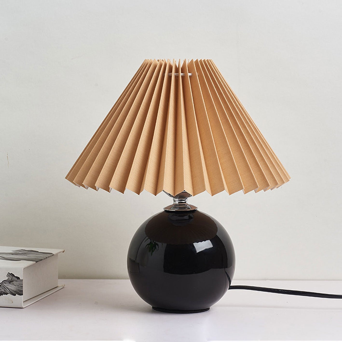 Nordic minimalist 1-light table lamp made of ceramic with folds