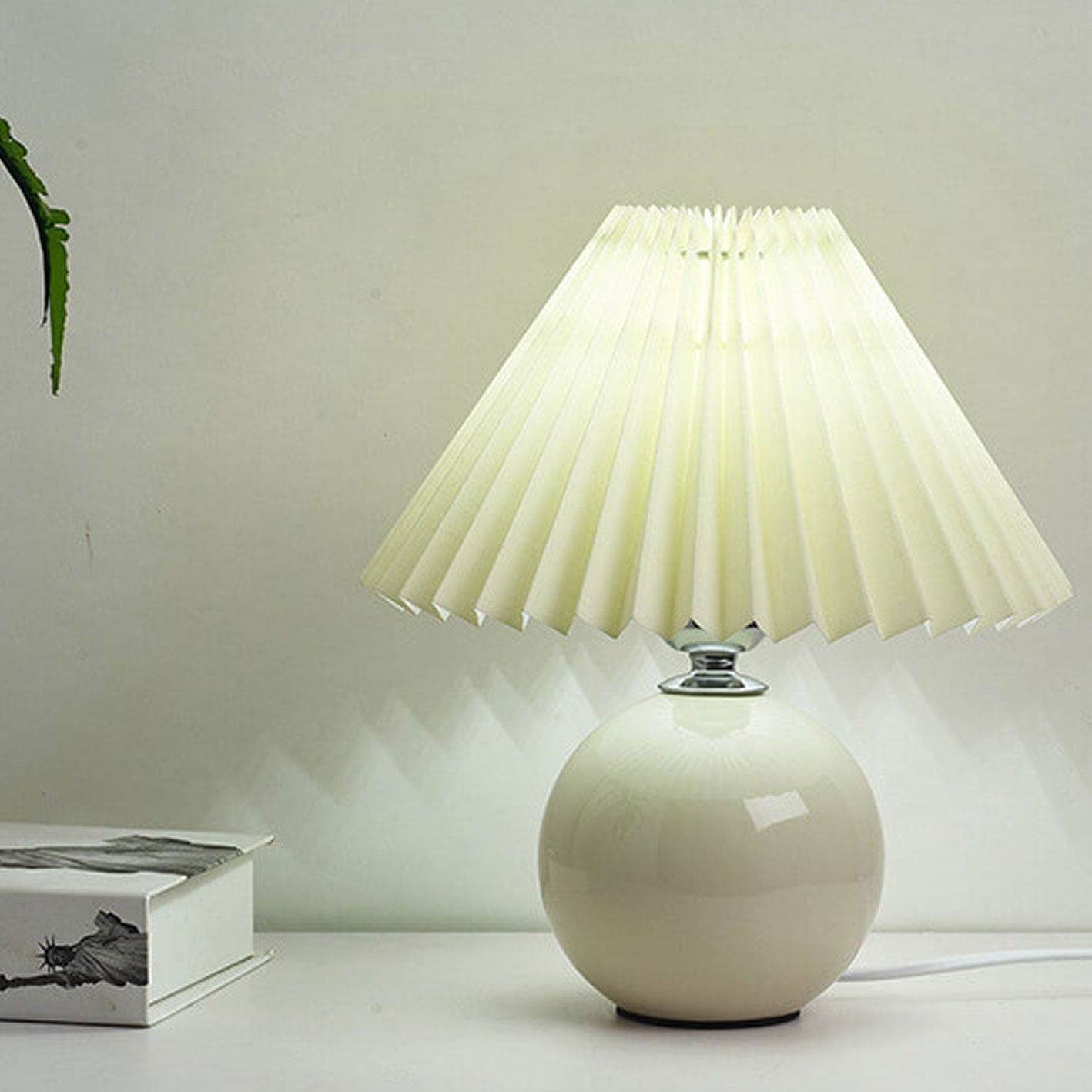 Nordic minimalist 1-light table lamp made of ceramic with folds