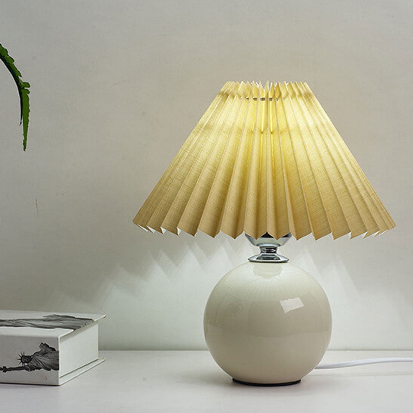 Nordic minimalist 1-light table lamp made of ceramic with folds