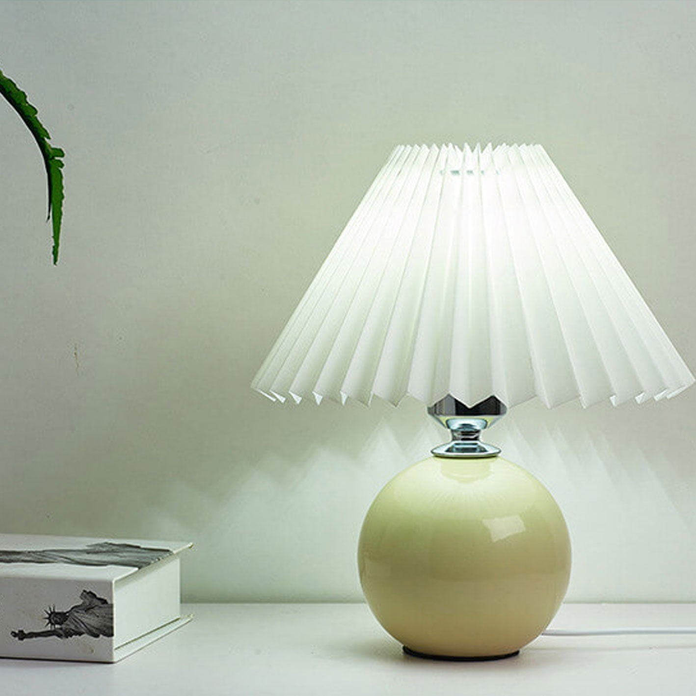 Nordic minimalist 1-light table lamp made of ceramic with folds