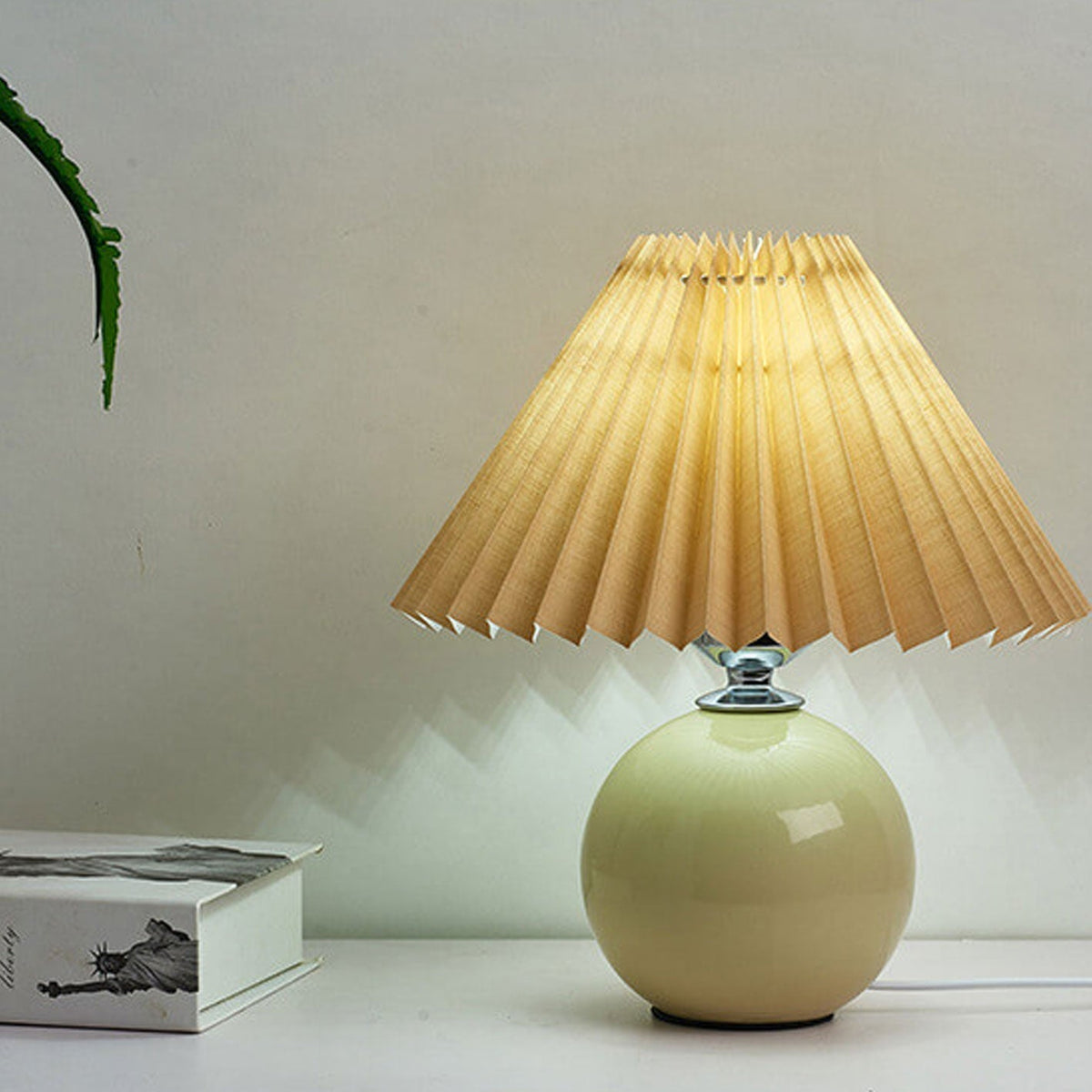 Nordic minimalist 1-light table lamp made of ceramic with folds