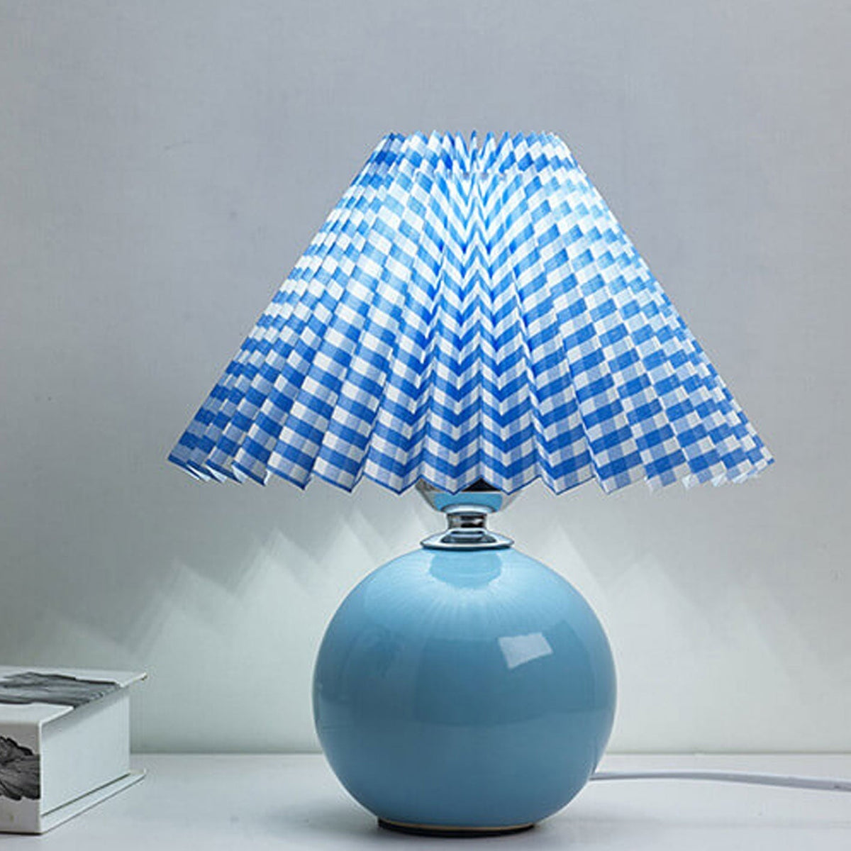 Nordic minimalist 1-light table lamp made of ceramic with folds