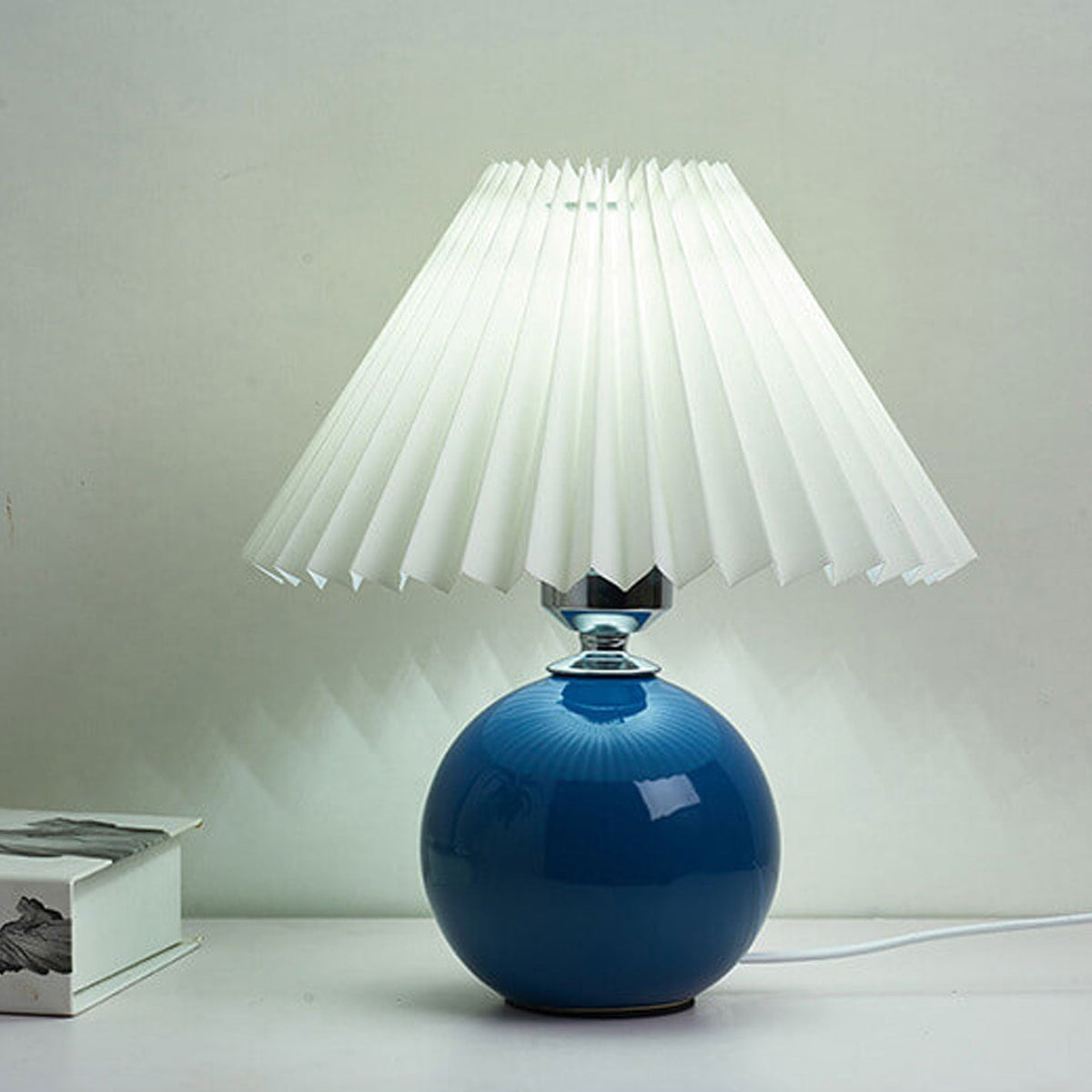 Nordic minimalist 1-light table lamp made of ceramic with folds