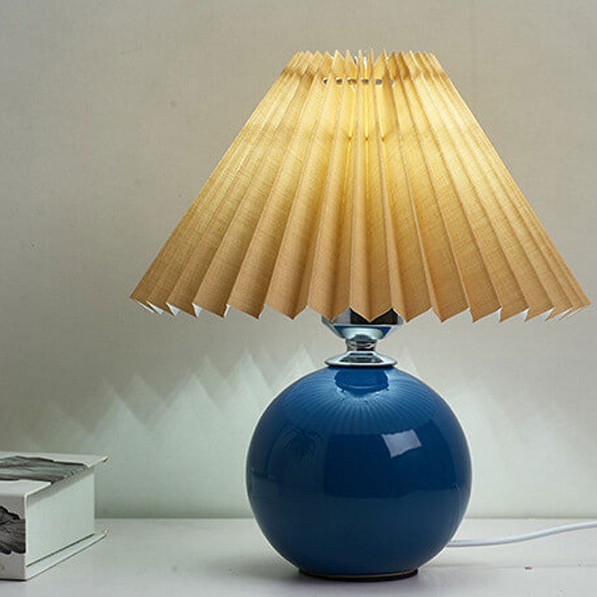 Nordic minimalist 1-light table lamp made of ceramic with folds