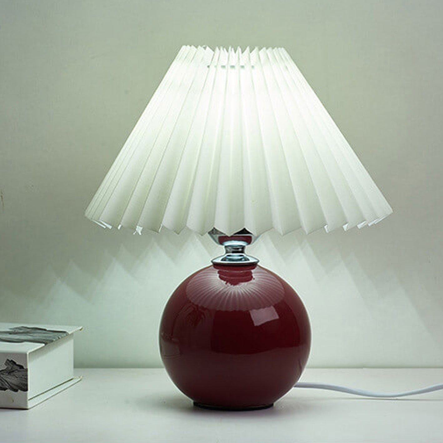 Nordic minimalist 1-light table lamp made of ceramic with folds