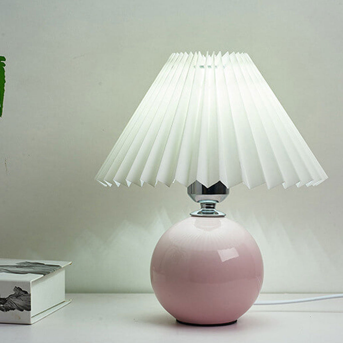 Nordic minimalist 1-light table lamp made of ceramic with folds