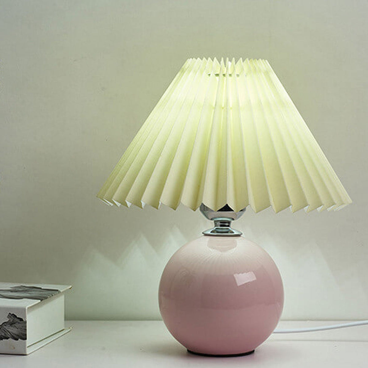 Nordic minimalist 1-light table lamp made of ceramic with folds