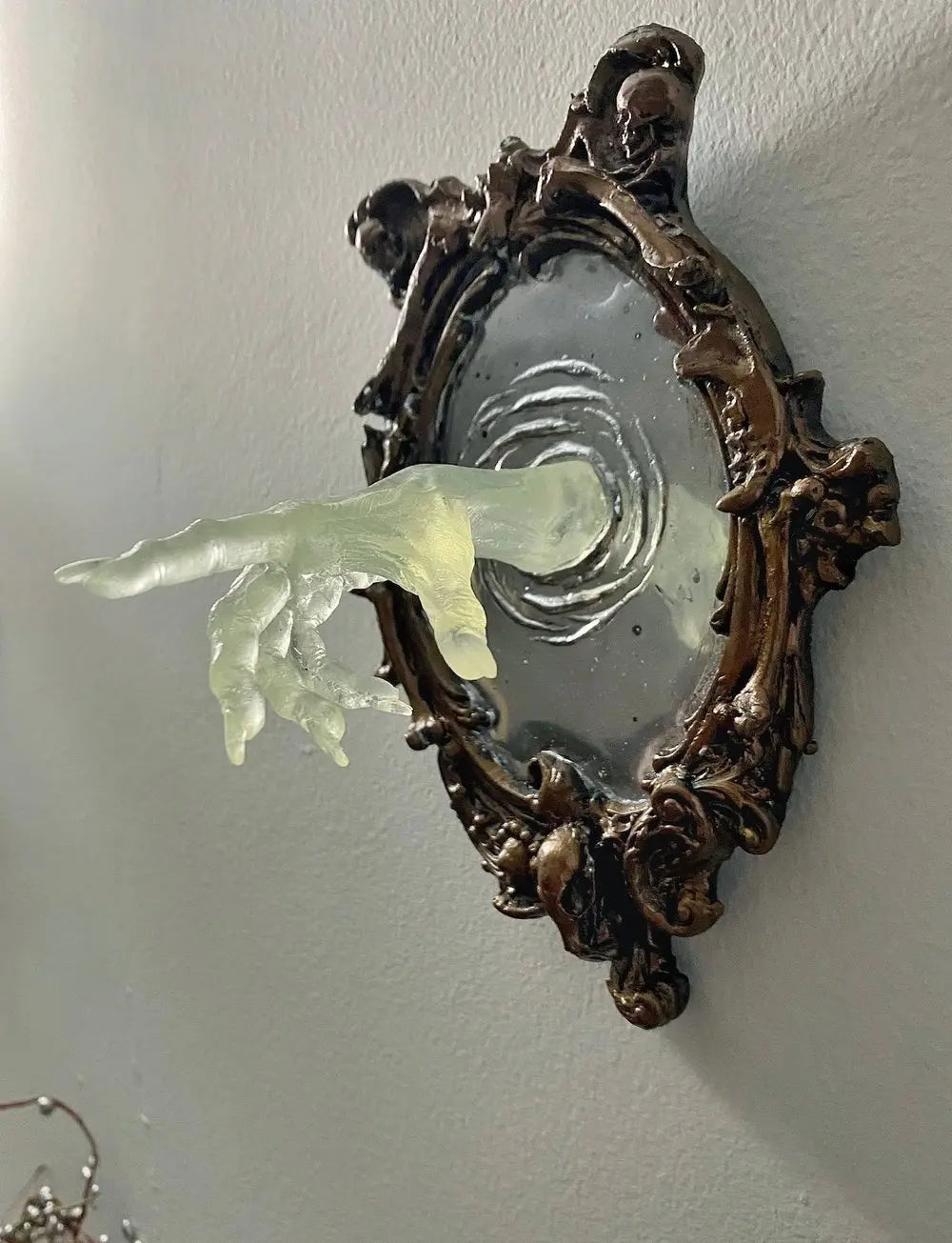 Madigas | Spirit in the Mirror – Shining 3D wall decoration made of resin for mysterious spaces