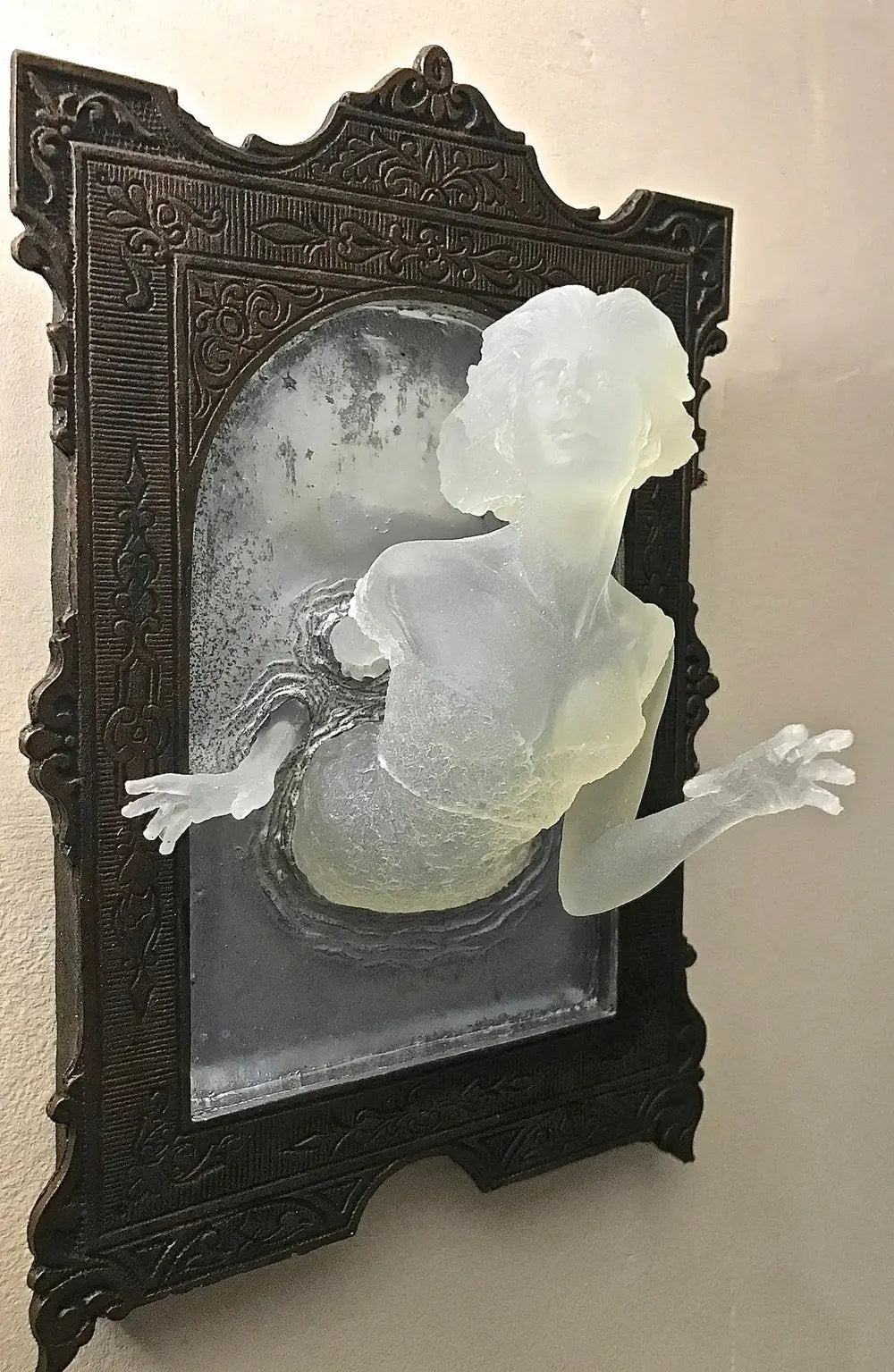 Madigas | Spirit in the Mirror – Shining 3D wall decoration made of resin for mysterious spaces