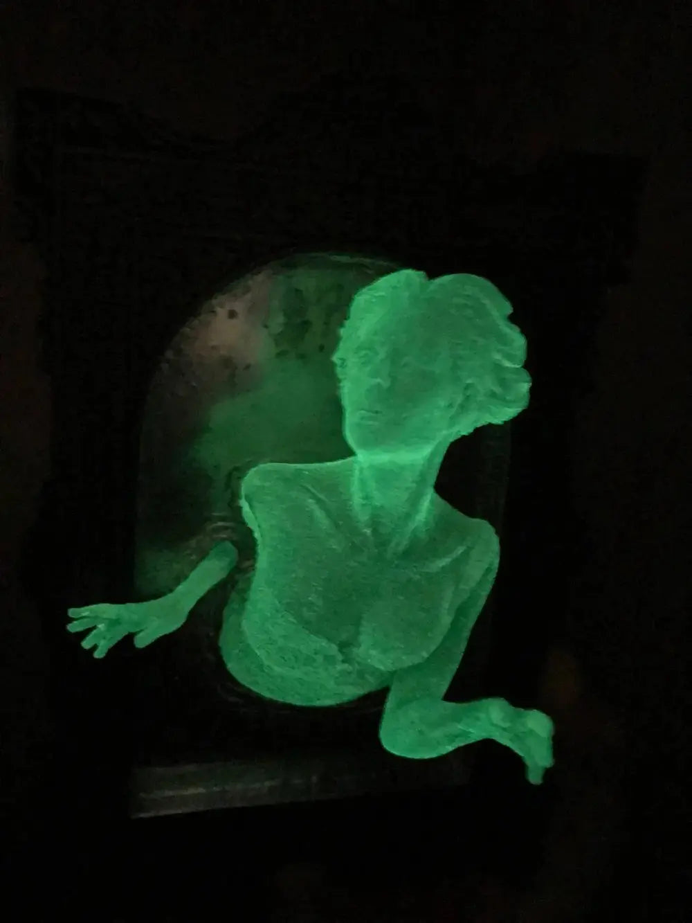 Madigas | Spirit in the Mirror – Shining 3D wall decoration made of resin for mysterious spaces