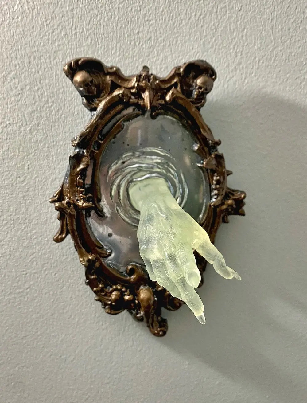 Madigas | Spirit in the Mirror – Shining 3D wall decoration made of resin for mysterious spaces