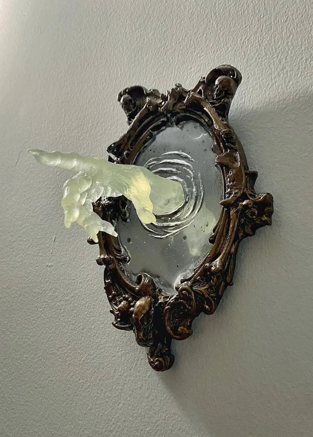 Madigas | Spirit in the Mirror – Shining 3D wall decoration made of resin for mysterious spaces