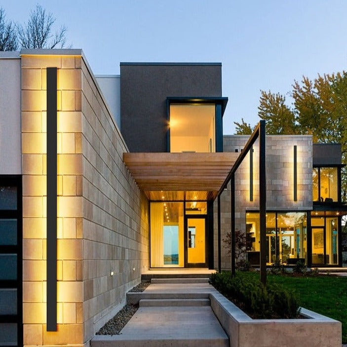 Svelte linear outdoor wall light IP65