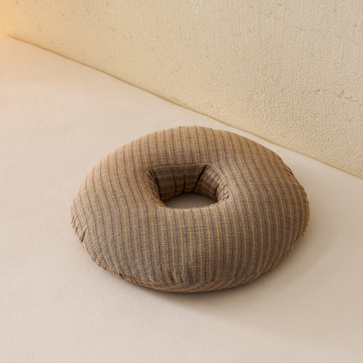Comfortable donut pillow with ergonomic design Madigas