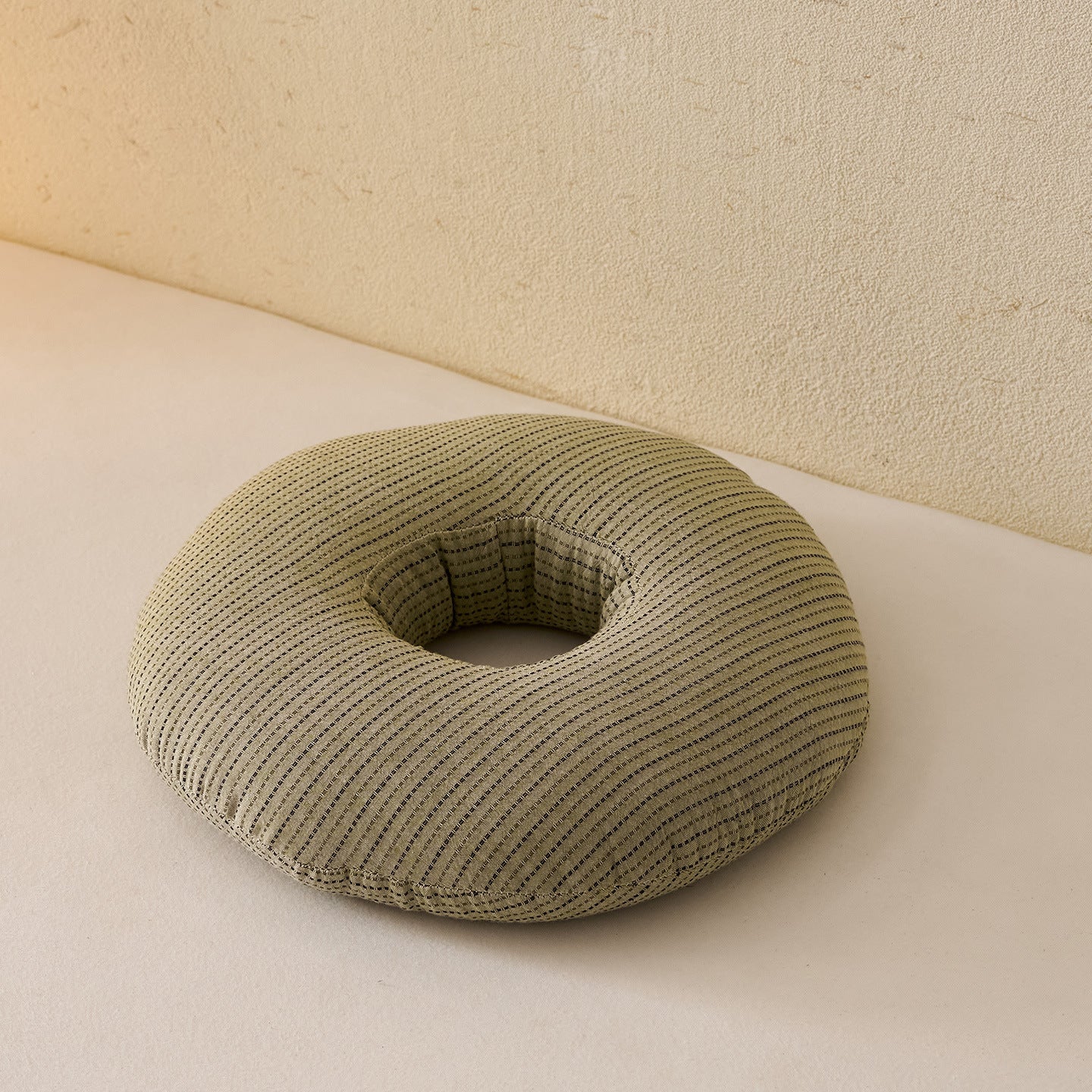 Comfortable donut pillow with ergonomic design Madigas