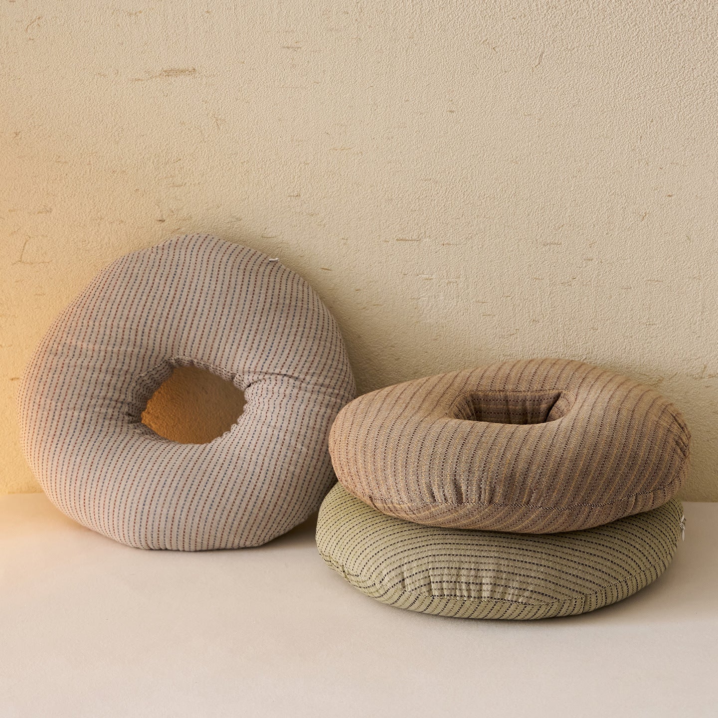 Comfortable donut pillow with ergonomic design Madigas