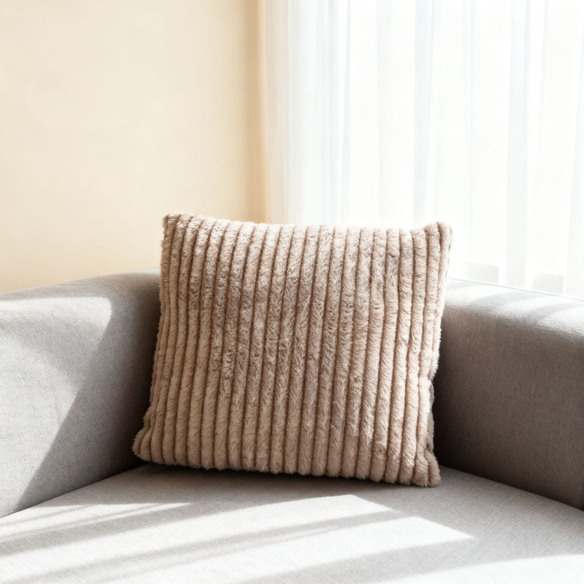 Decorative Pillow with Striped Pattern Madigas