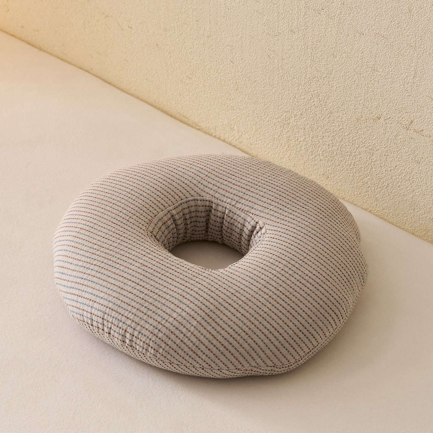 Comfortable donut pillow with ergonomic design Madigas