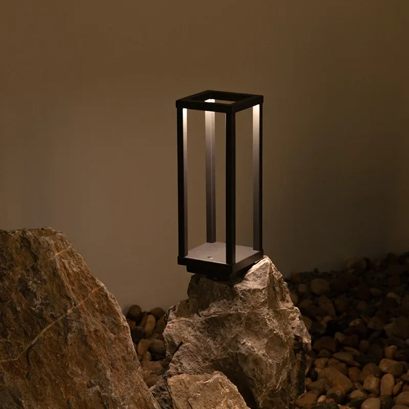Cordless lamp with rechargeable battery